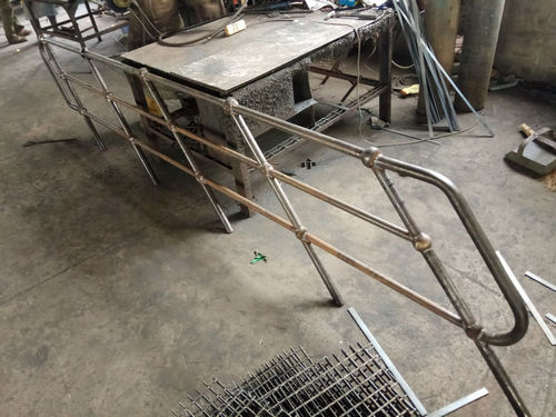 上海鍋爐廠斜梯欄桿正在加工中